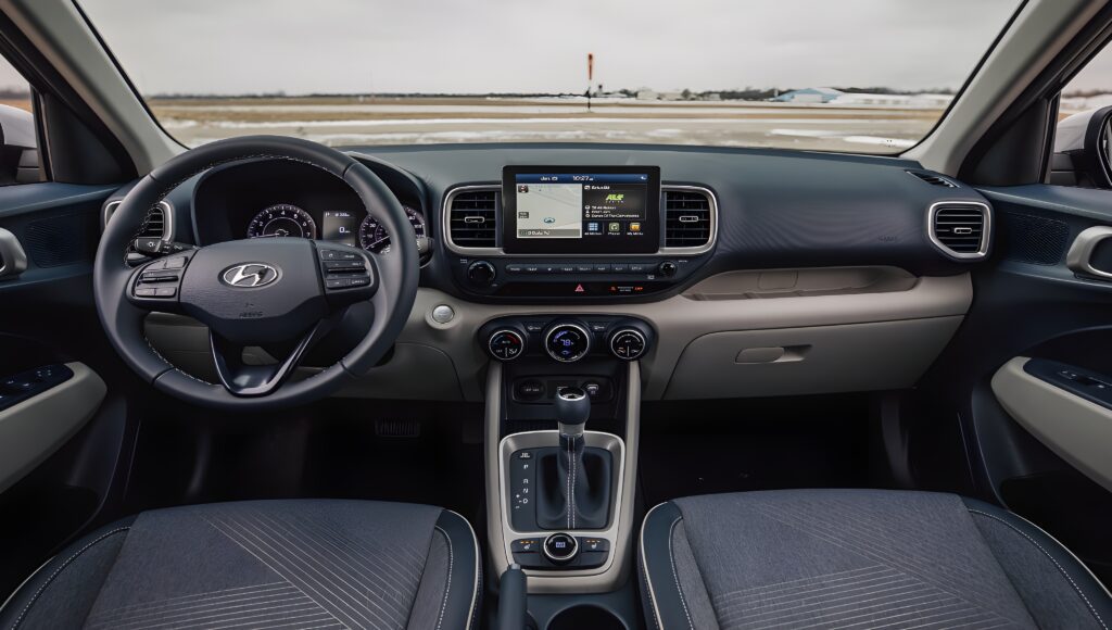 2025 Hyundai Venue: नए लुक और फीचर्स के साथ आ रही है भारत की सबसे स्मार्ट SUV के